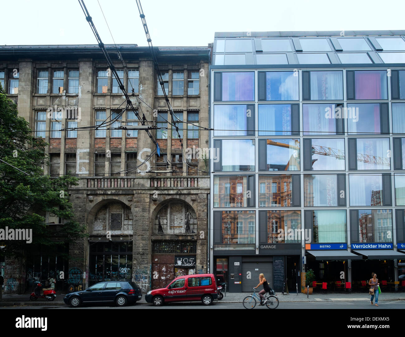 Kontrast von alt und neu renovierten Gebäude in Mitte Berlin