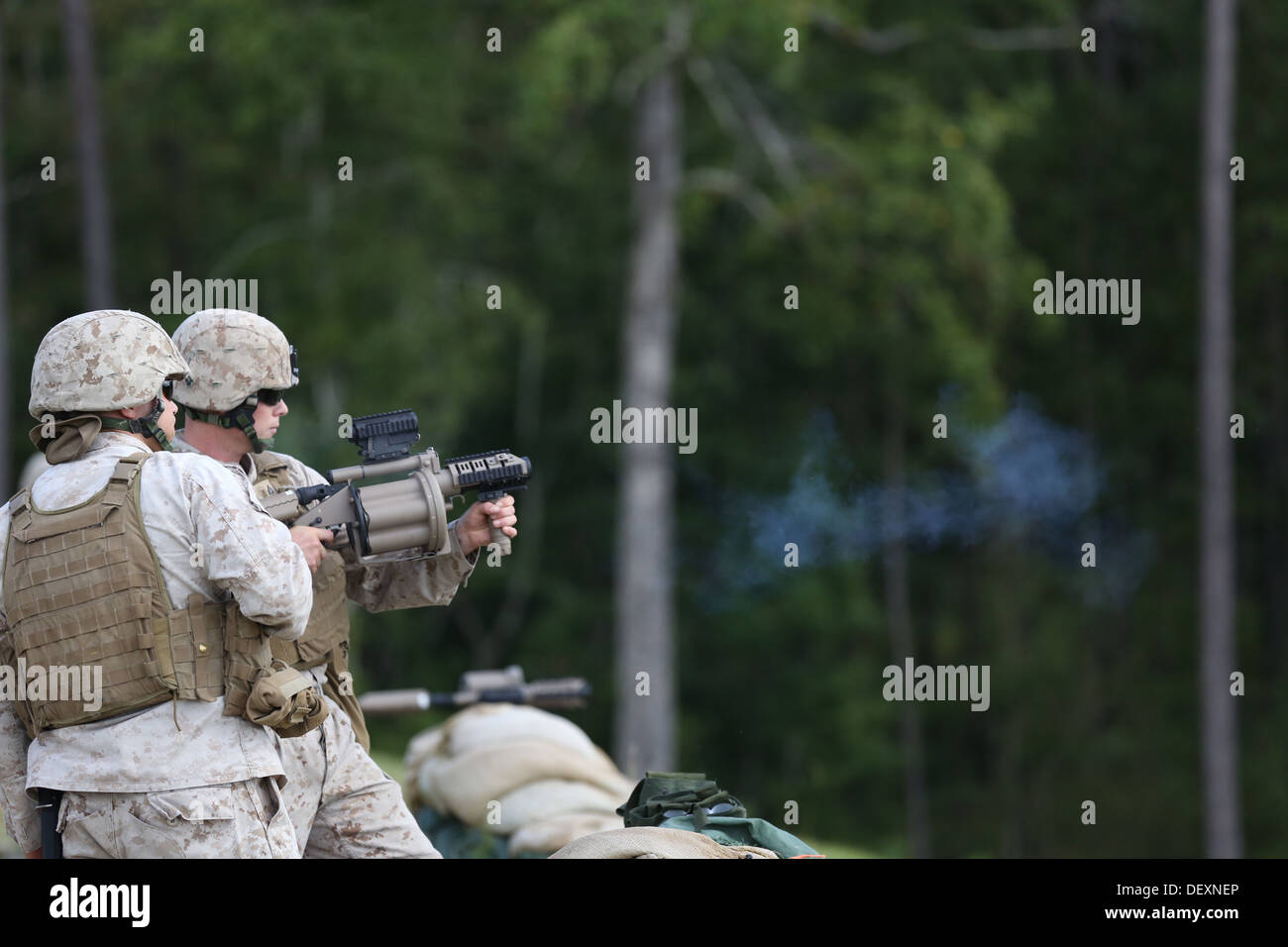 Eine Marine mit Bridge Company, 8. Engineer Support Battalion, 2. Marine Logistics Group feuert eine m-32 mehrere Granatwerfer während einer Granate-Übung an Bord Camp Lejeune, North Carolina, 17. September 2013. Service Mitarbeiter mit dem Unternehmen ausgebildet, mit mu Stockfoto