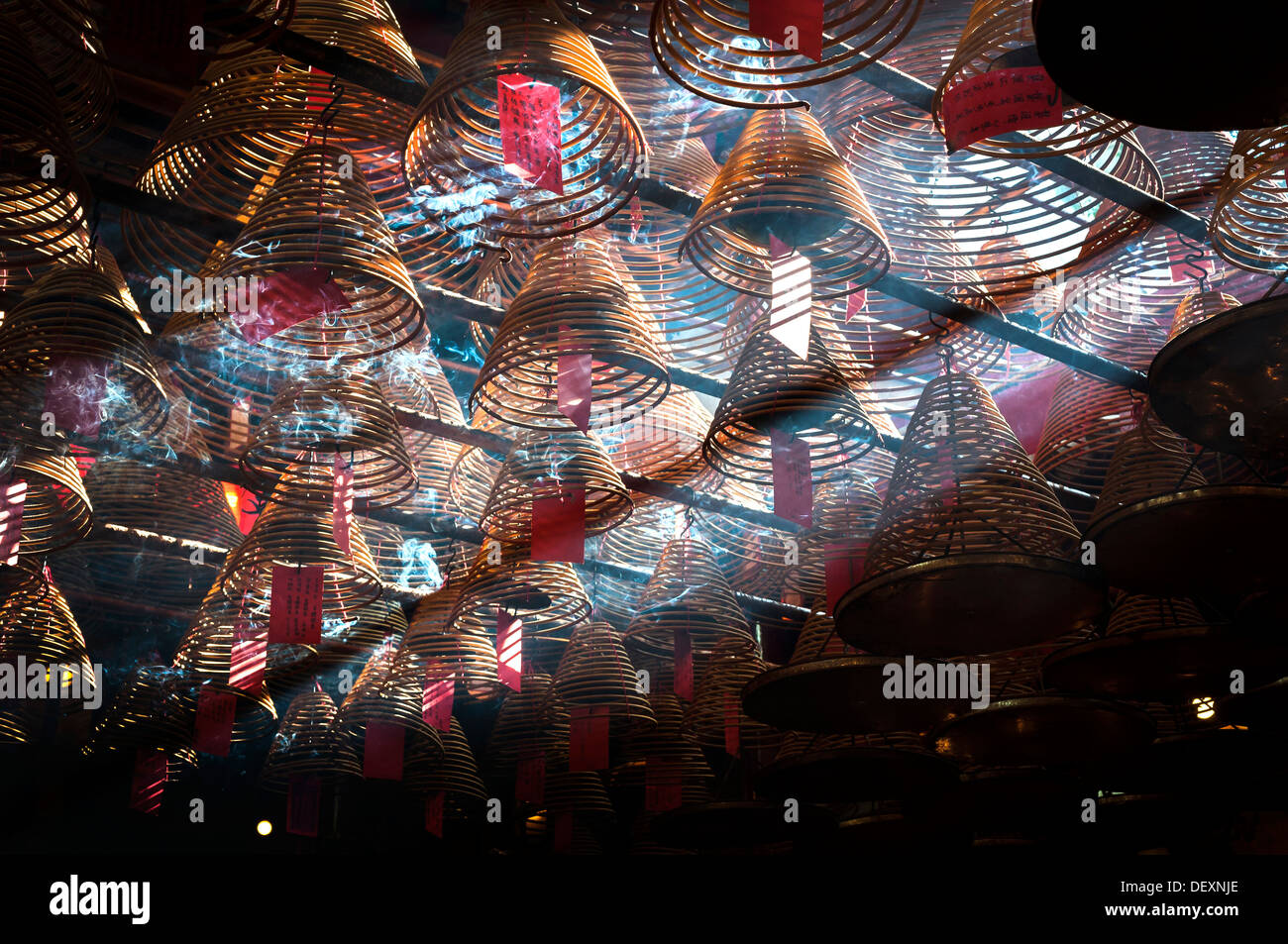 Weihrauch-Spulen und Sonnenstrahlen, Man Mo Tempel, Hong Kong Island Stockfoto