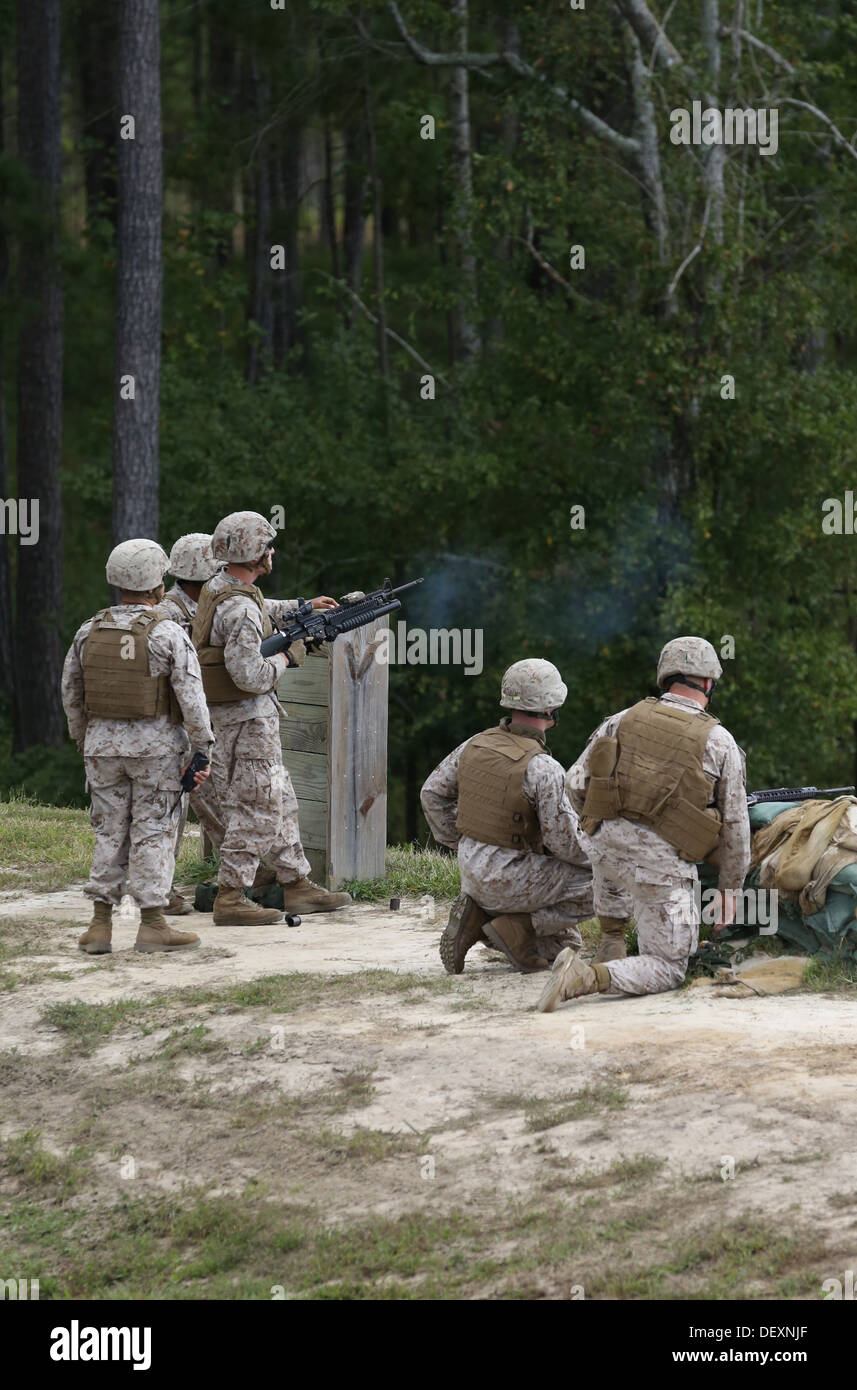 Eine Marine mit Bridge Company, 8. Engineer Support Battalion, 2. Marine Logistics Group feuert eine M-203 Granatwerfer Kampfeinsätzen im Rahmen einer Granate training Übung an Bord Camp Lejeune, North Carolina, 17. September 2013. Der Betrieb zur Verfügung gestellt, die Service-Mitglieder Stockfoto