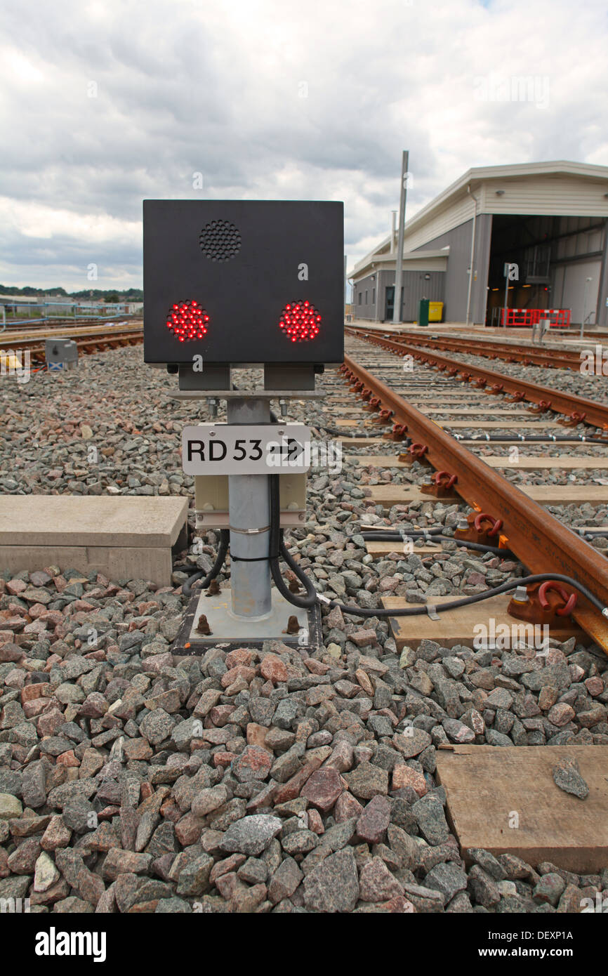 Neu installierte Boden Position Signal (GPS) auf Depot, Anzeige leuchtet zwei rote L.E.D um Züge an dieser Stelle aufhören. Stockfoto