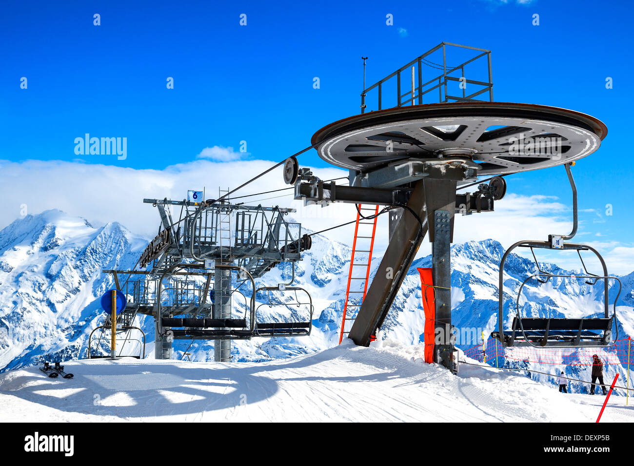 Ski Lift Stühle an hellen Wintertag Stockfoto
