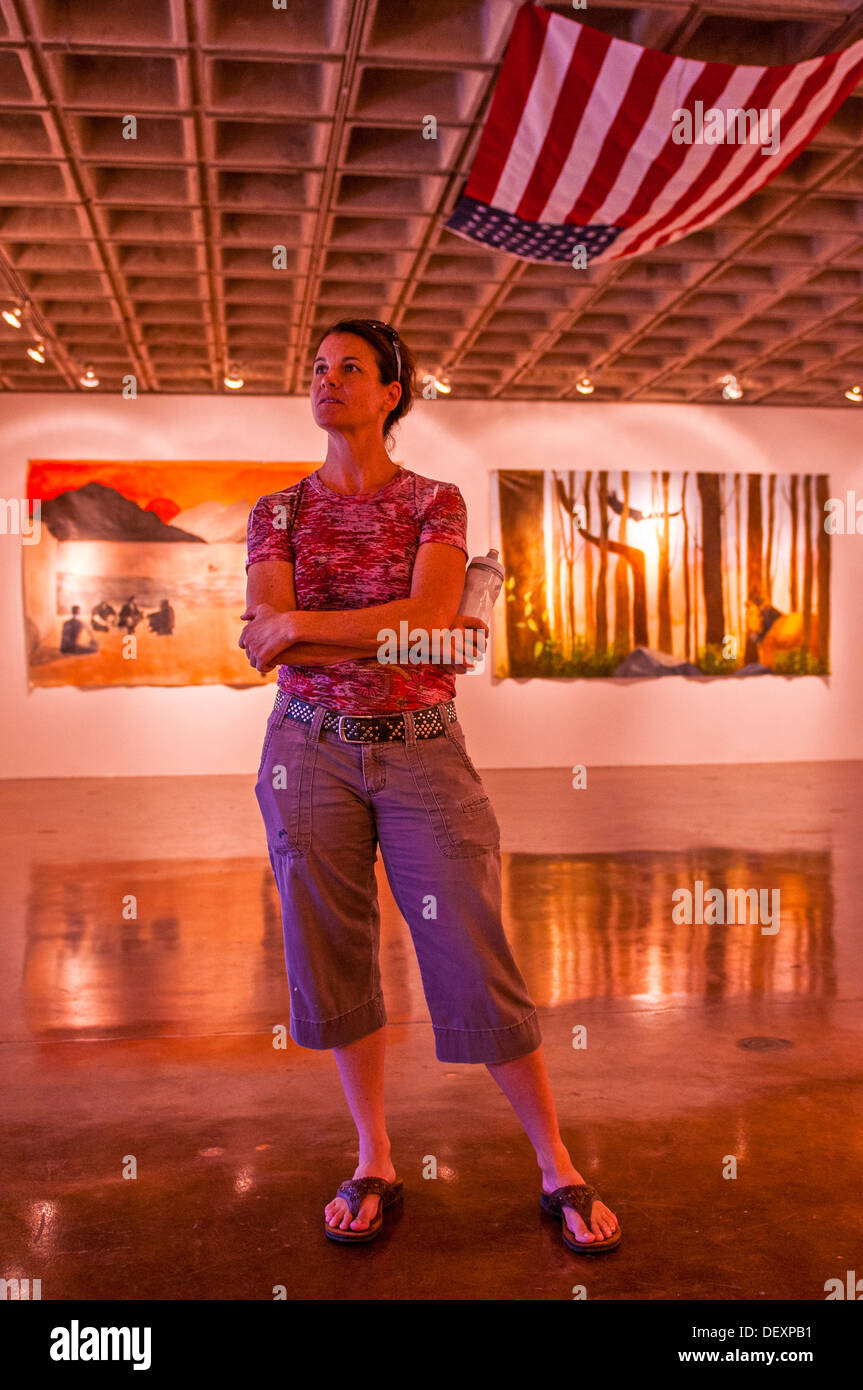 SAN DIEGO, Kalifornien - San Diego Künstlerin Elizabeth Washburn, der Gründer von Combat Arts San Diego, spricht mit Gönner der Kampfkünste-Ausstellung in der Southwestern University Art Gallery, 14. September 2013. Kampf Kunst San Diego ist eine gemeinnützige Organisation, die Stockfoto