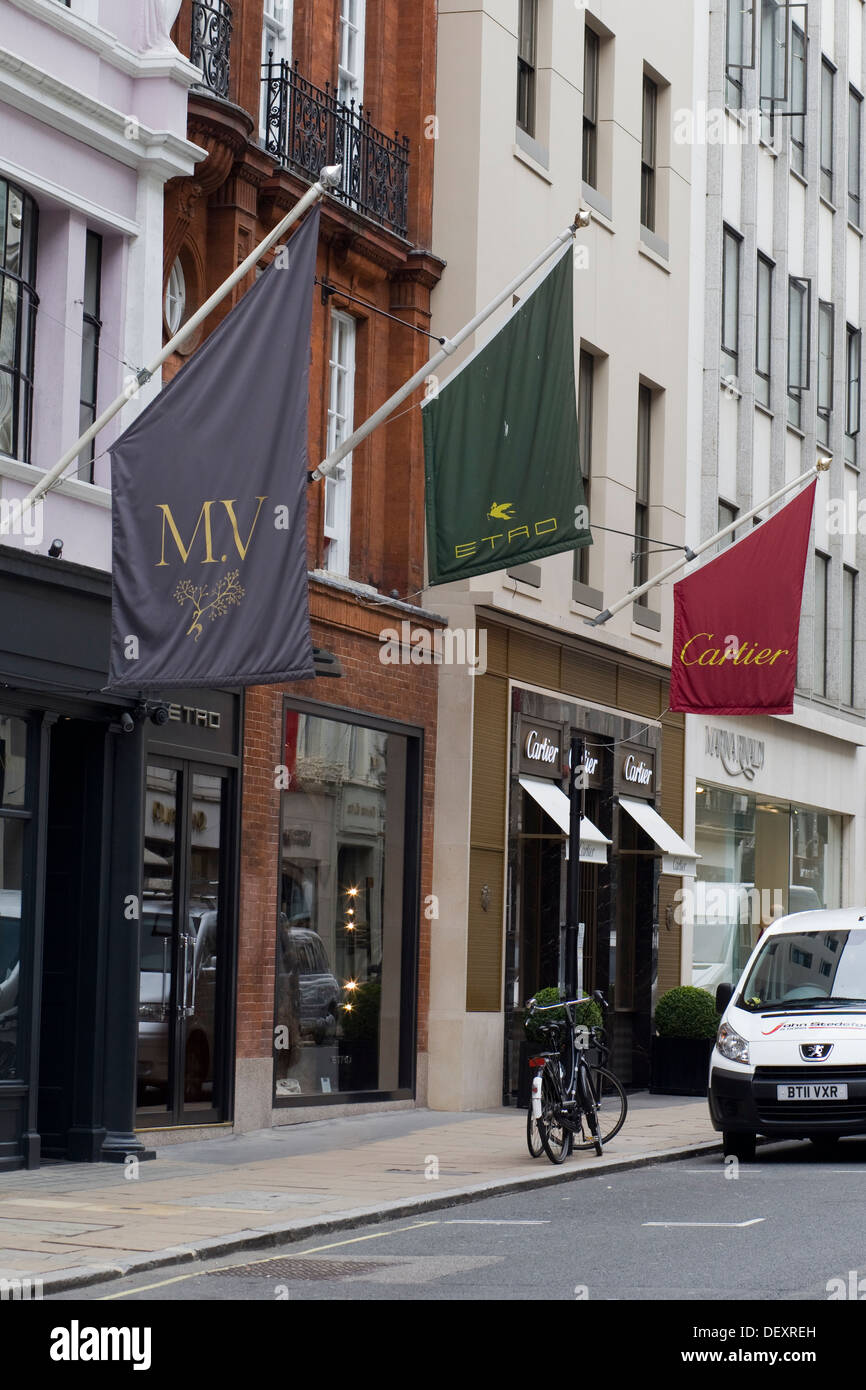 Bond Street berühmte Straße mit teuren Designer-Läden mit Fahnen an den Eingängen Stockfoto