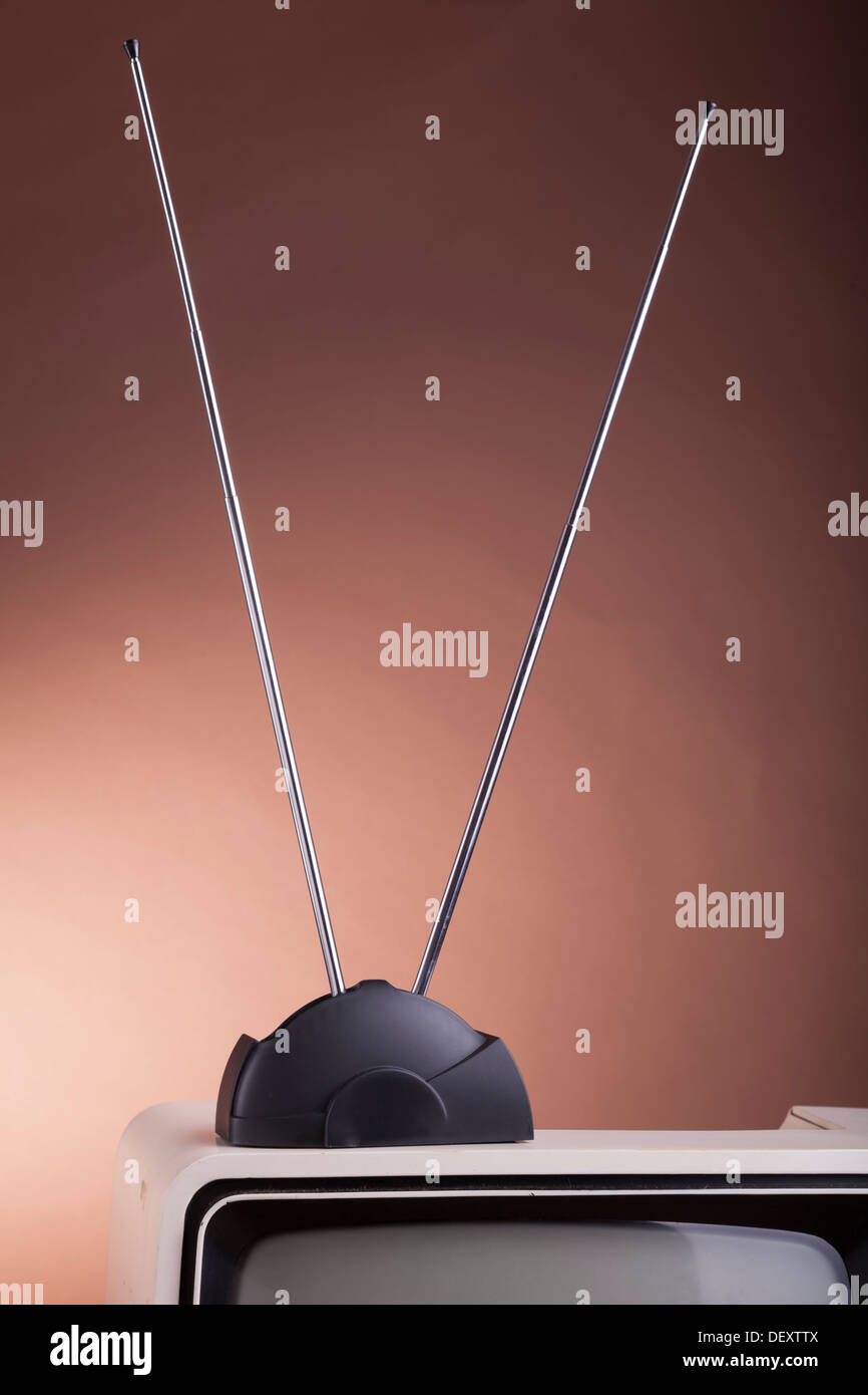 Retro-tv-Antenne auf einen alten Fernseher sitzt. Stockfoto