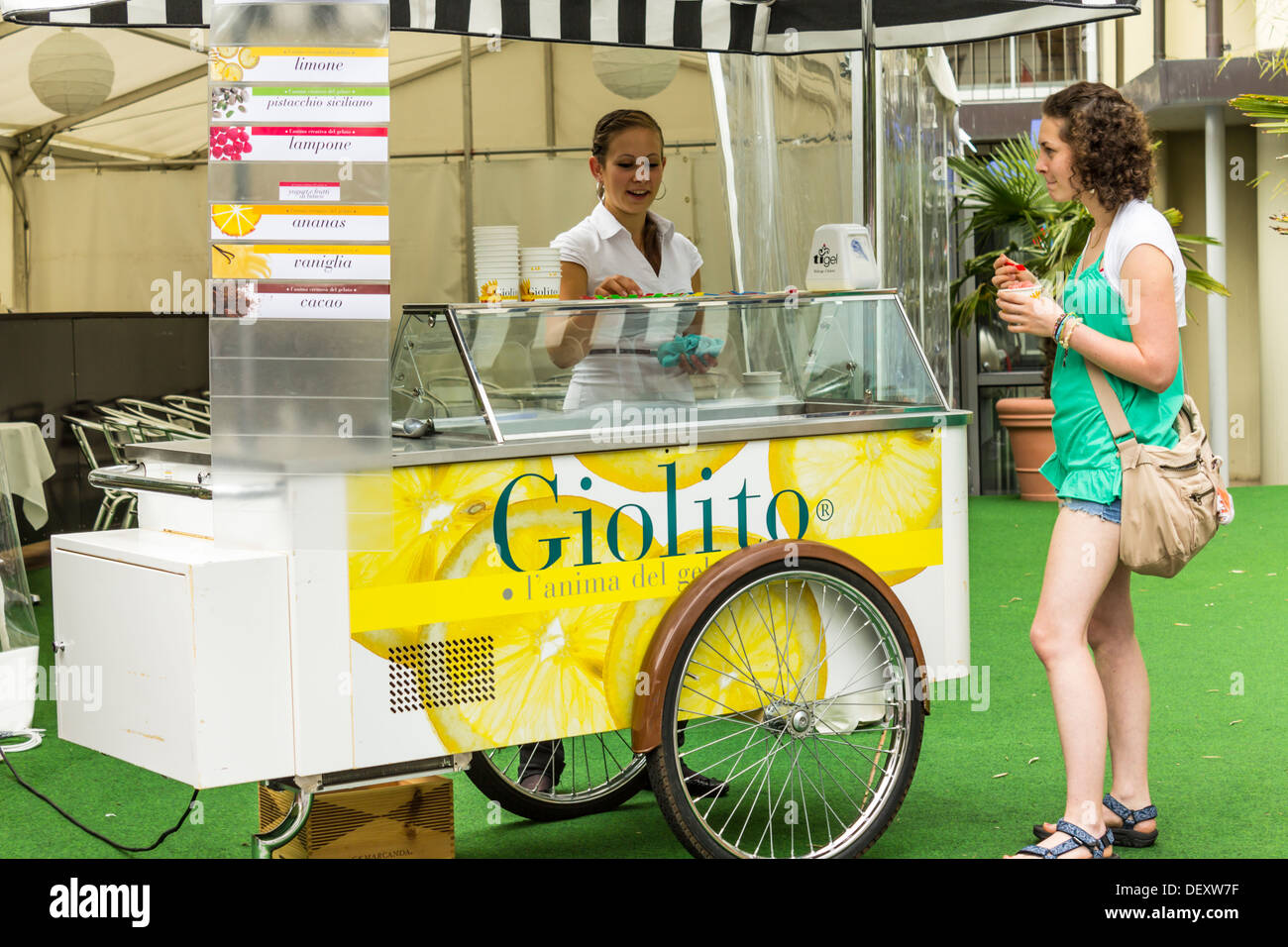 Junge Frau italienisches Eis Verkäufer und Kunde der junge Frau in Interaken, Schweiz Stockfoto