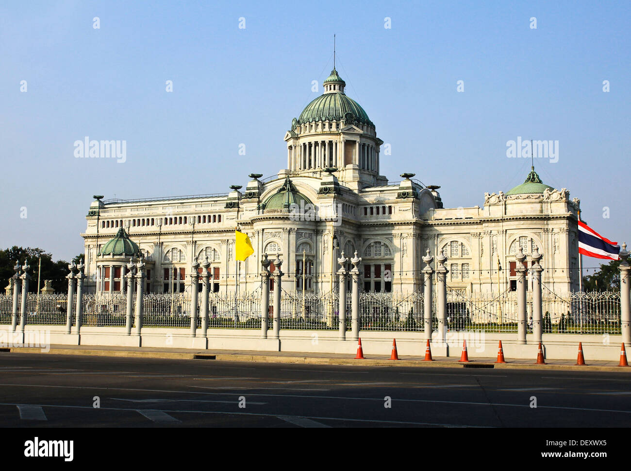 Marmor-Gebäude der Kaisersaal in Bangkok, wo der nationale Gesetzgeber sitzt. Stockfoto