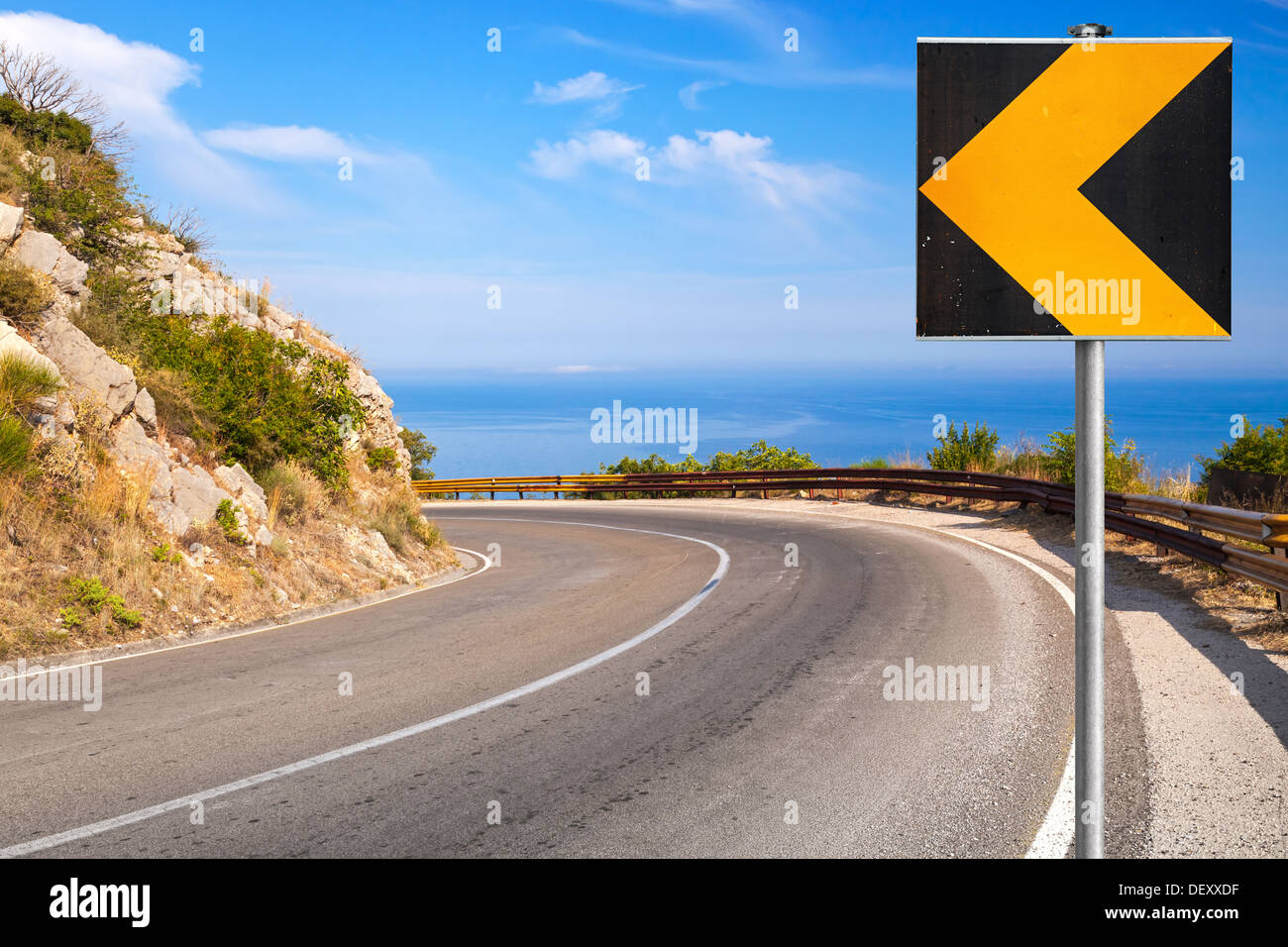 Wendung der Berg Autobahn mit Straße unterzeichnen ein und das Meer auf einem Hintergrund Stockfoto