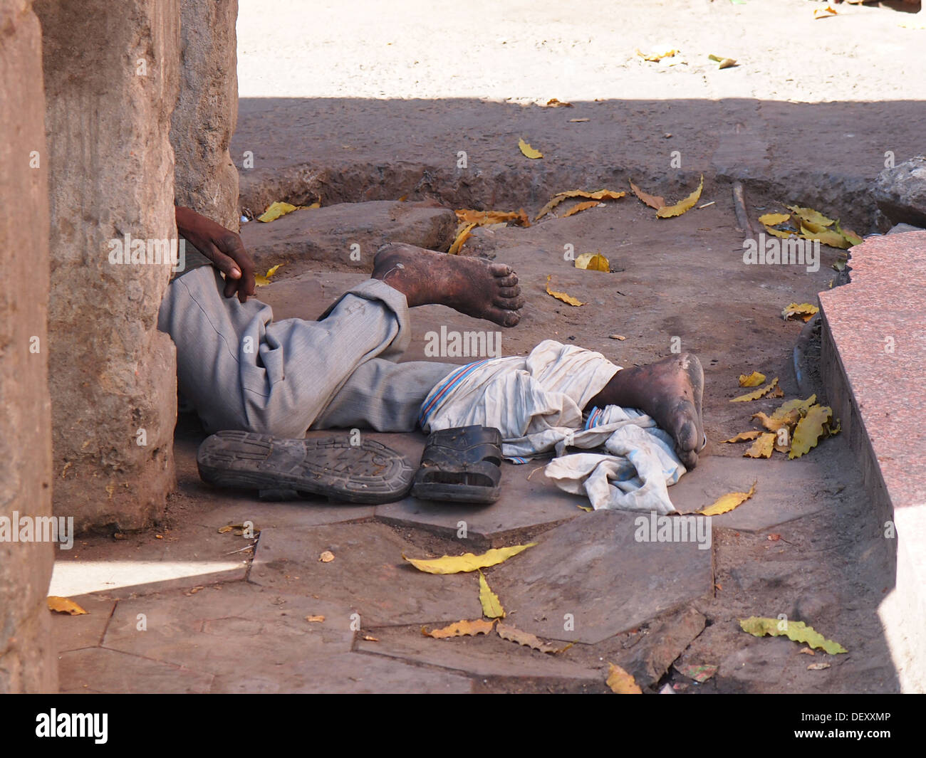 armer Mann schlafen auf der Straße von New Delhi Indien Stockfoto