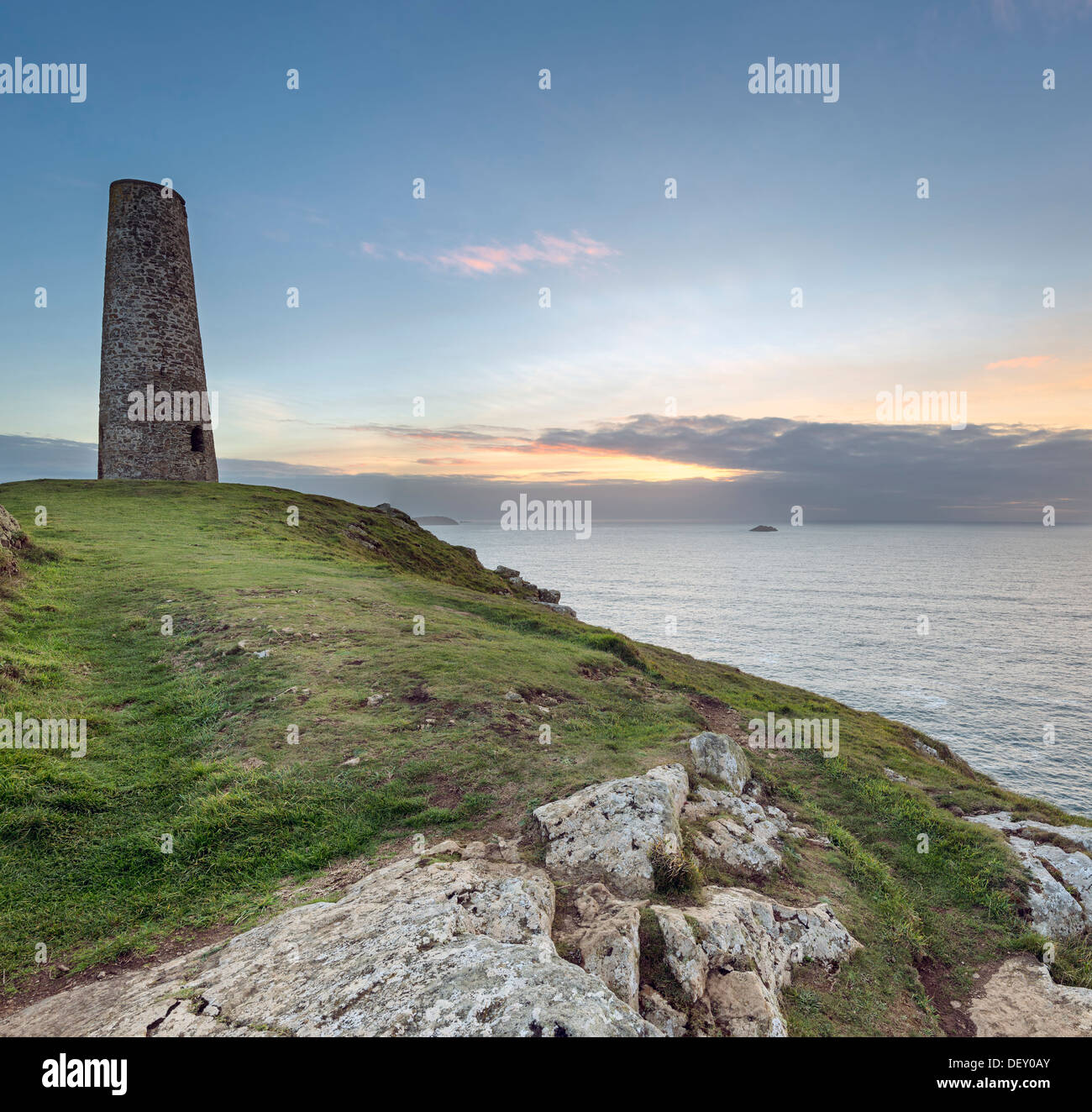 Stepper Point in der Nähe von Padstow in Cornwall, der Steinturm ist eine Tag-Markierung dient als ein Leuchtfeuer Navigation für Seeleute Stockfoto