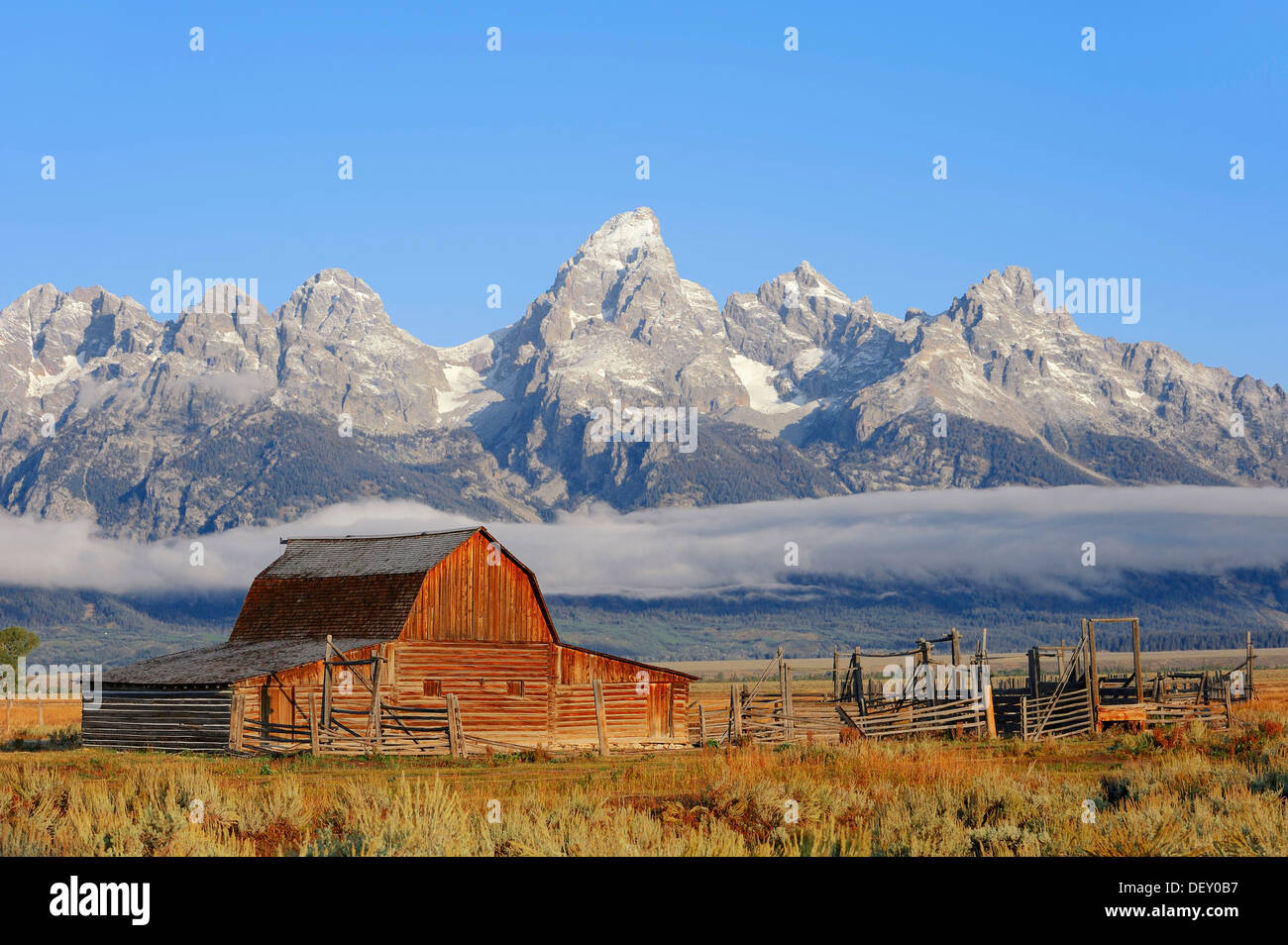 Alte Scheune vor der Teton Range, Grand-Teton-Nationalpark, Wyoming, USA Stockfoto