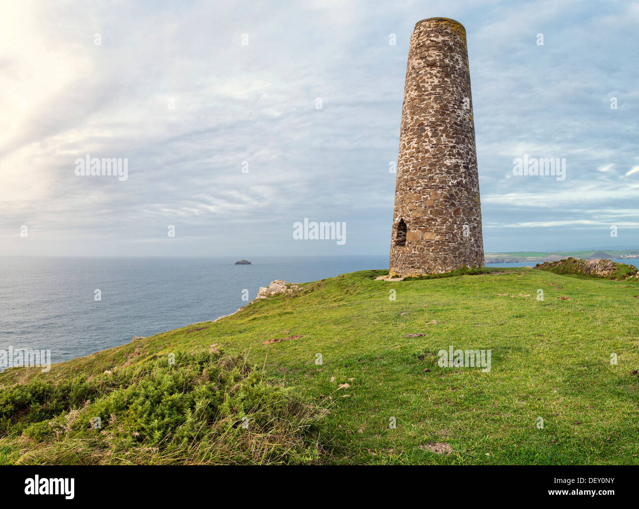 Stepper Point in der Nähe von Padstow in Cornwall, der Steinturm ist eine Tag-Markierung dient als ein Leuchtfeuer Navigation für Seeleute Stockfoto