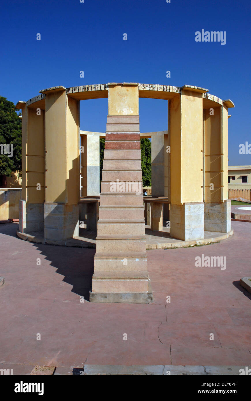 Jantar Mantar, eine Sammlung von architektonischen astronomische Instrumente, gebaut von Maharaja Jai Singh II in der rosa Stadt Jaipur Stockfoto