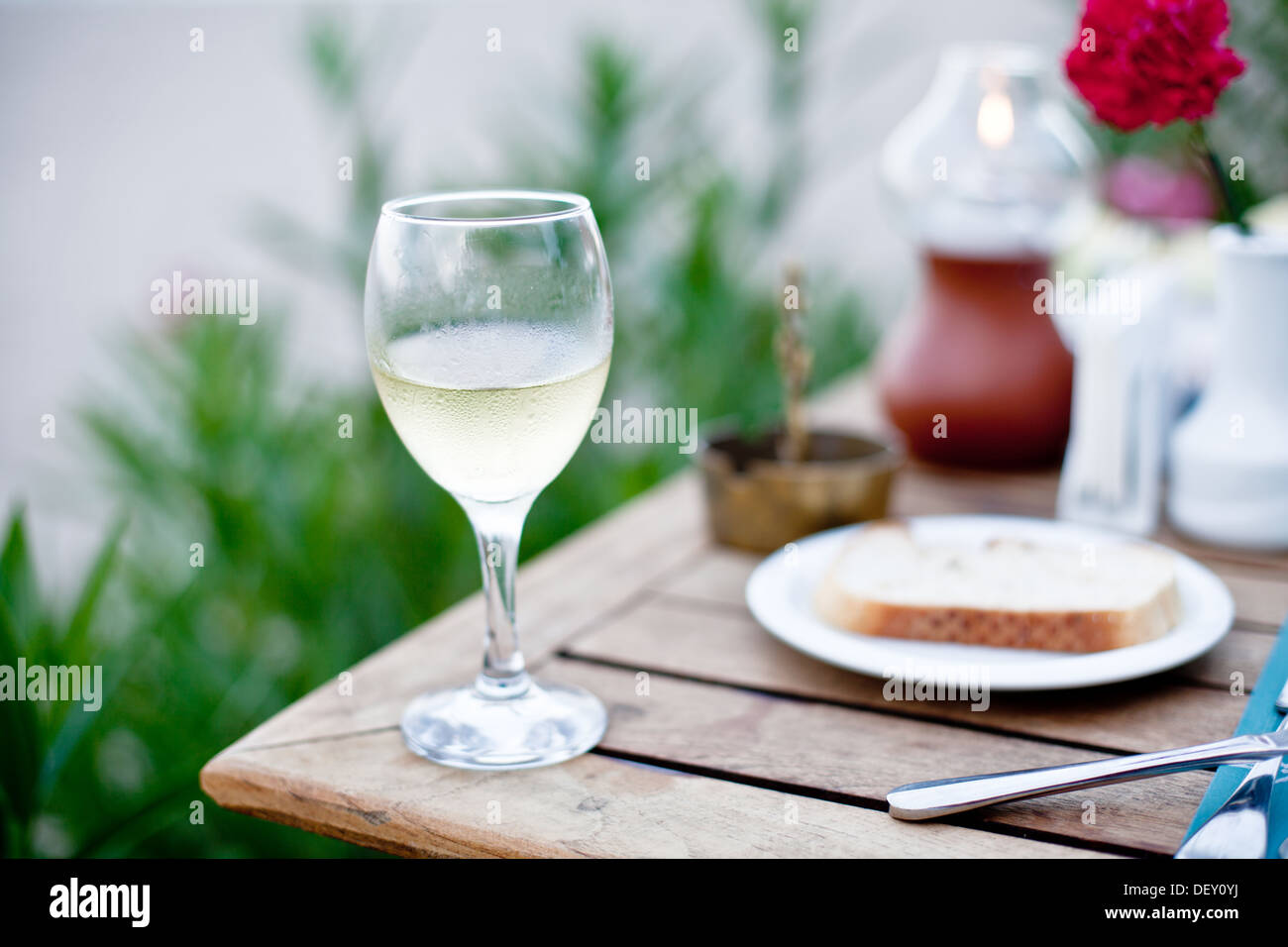 Glas Weißwein auf dem festlichen Tisch. Stockfoto