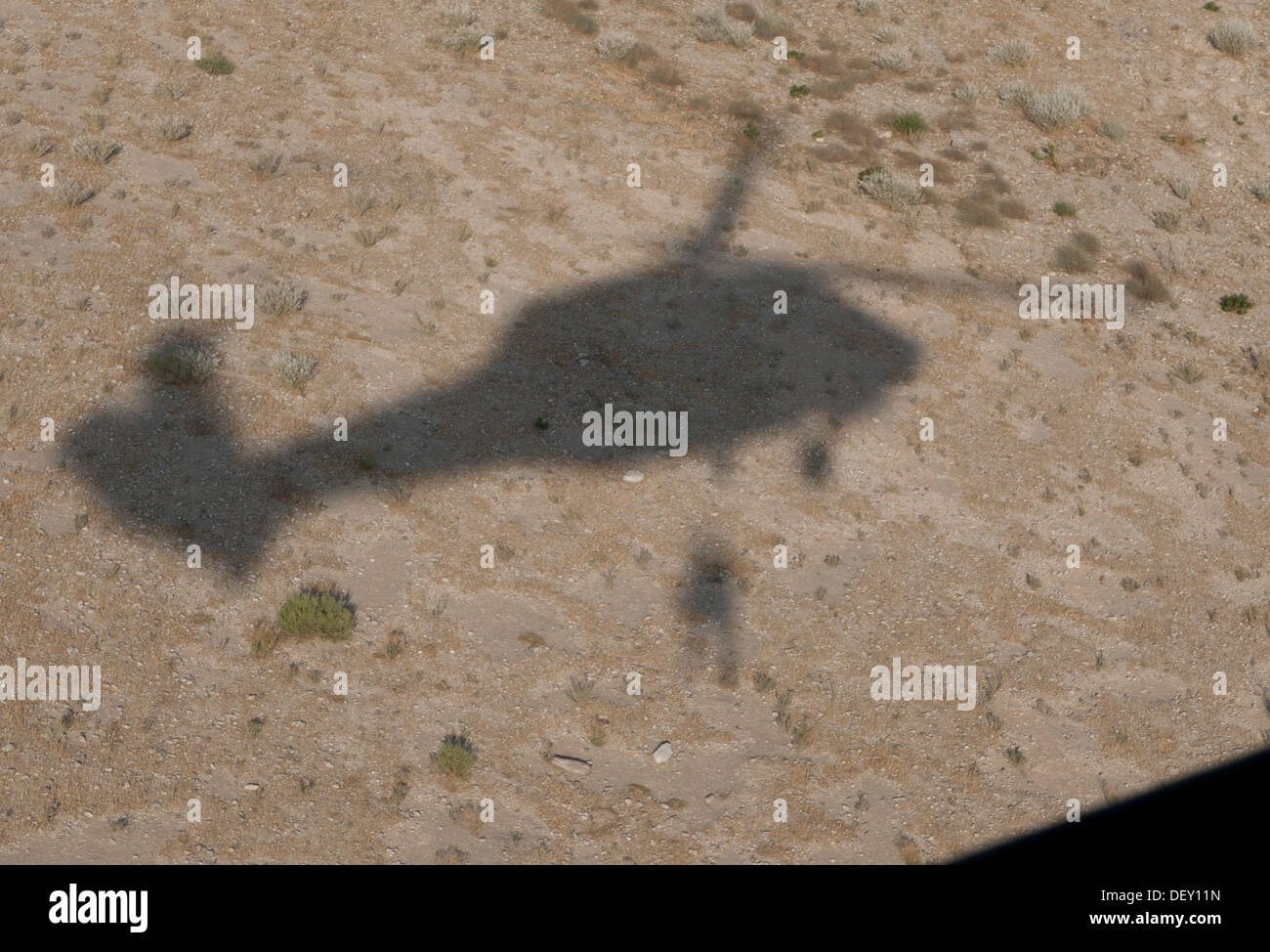 Ein US-Soldat mit Medevac Platoon "Dustoff," Gesellschaft C, 3. Bataillon, 238. Aviation Regiment, Task Force Dragon, ist zurück in seine Crew UH-60 Black Hawk Hubschrauber während einer Übung in der Nähe von Forward Operating Base Fenty, Nangarh gehisst. Stockfoto