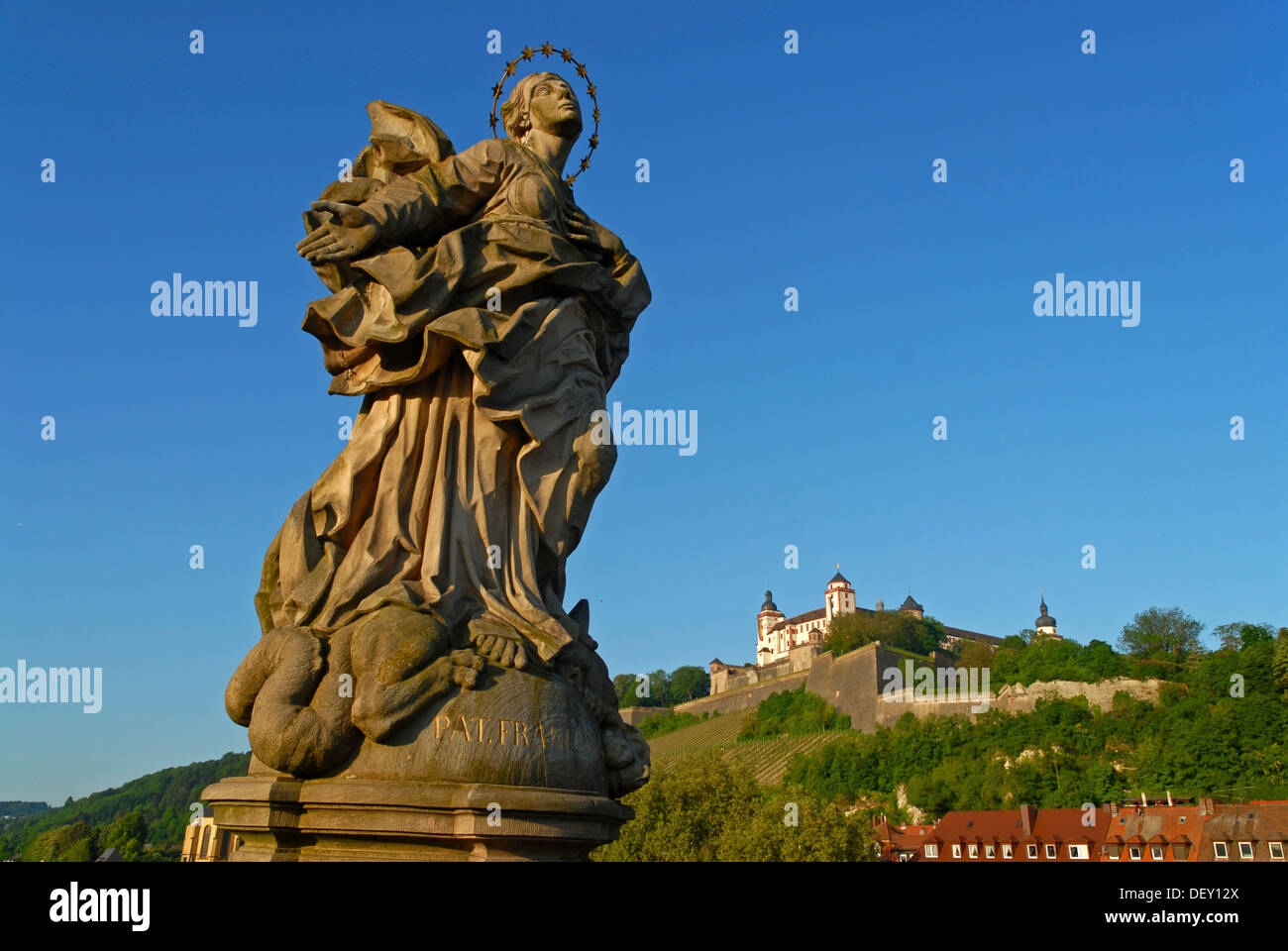 Die Statue der Jungfrau Maria als Patrona Franconiae auf die Alte Mainbruecke, alte Mainbrücke mit der Festung Marienberg Stockfoto
