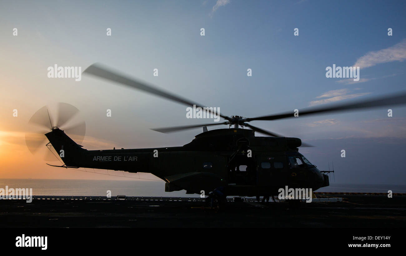 Französisch SA 330 Puma Hubschrauber mit 26. Marine Expeditionary Unit  (MEU) Führungskräften, bereitet sich zu dem Start in die fl Stockfotografie  - Alamy