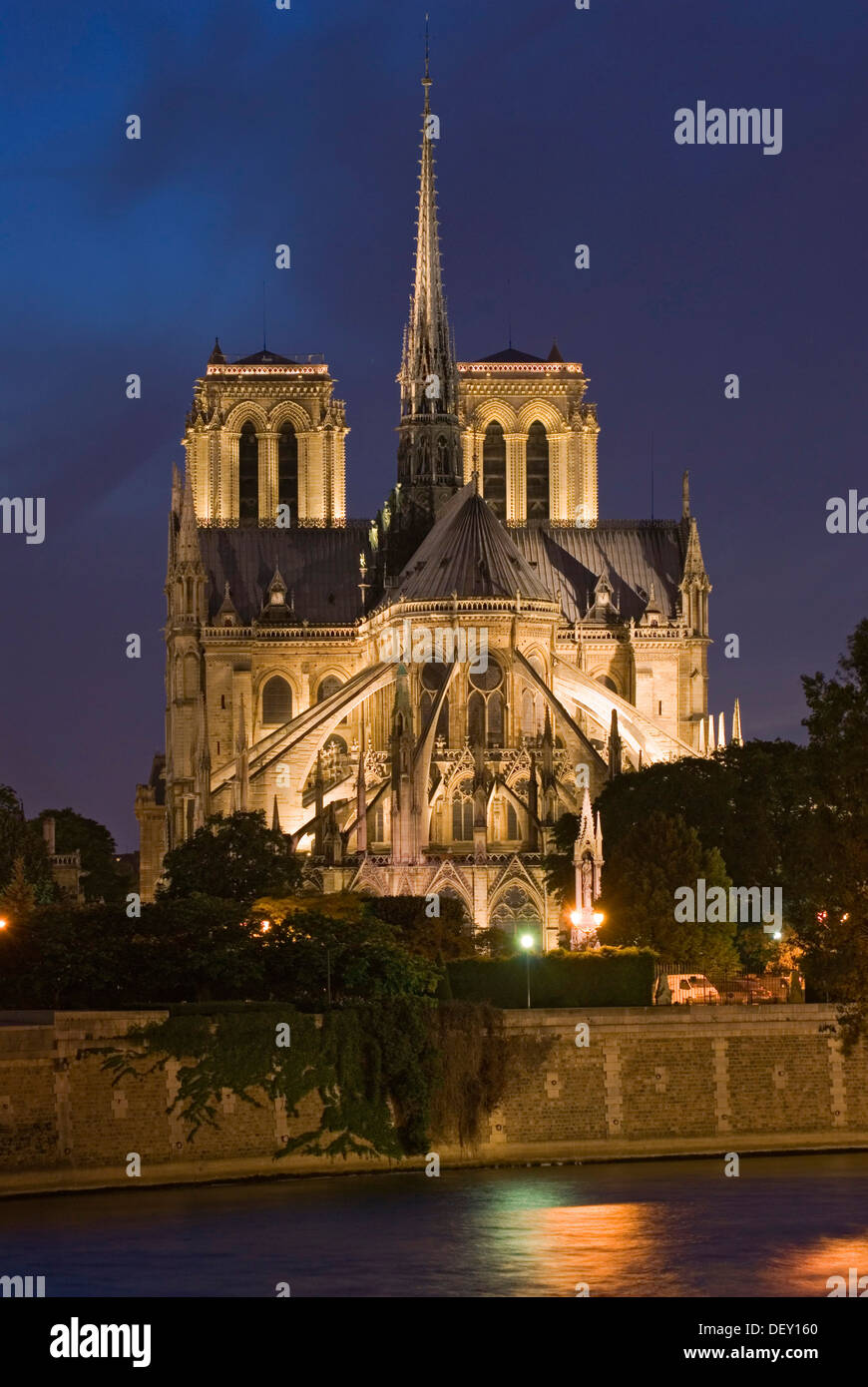 Die gotische Kathedrale von Notre Dame de Paris auf der Île De La Cité und der Seine zur blauen Stunde Stockfoto