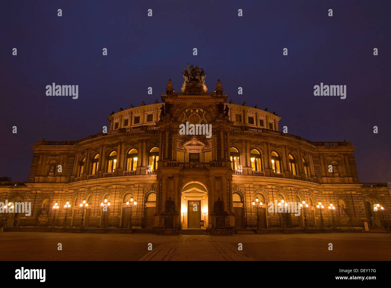 Das Flutlicht Semperoper Opernhaus, Dresden, Sachsen Stockfoto