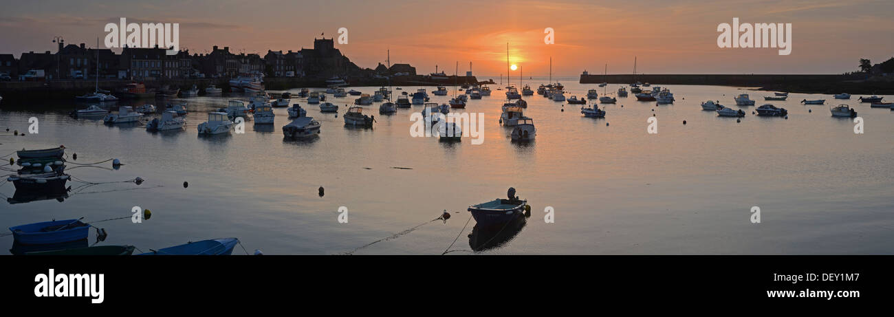 Sonnenaufgang hinter dem Hafen von Barfleur mit seinen Booten in das ruhige Wasser des Ärmelkanals, Halbinsel Cotentin schweben Stockfoto