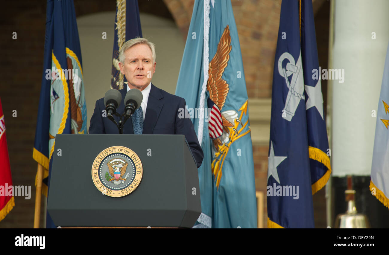 Secretary Of The Navy Ray Mabus spricht während ein Denkmal für die Gefallenen während eines Shootings auf der Marinewerft in den Marine Barracks in Washington, D.C., 22. September 2013. 18. September 2013 wurden zwölf Menschen getötet. Stockfoto