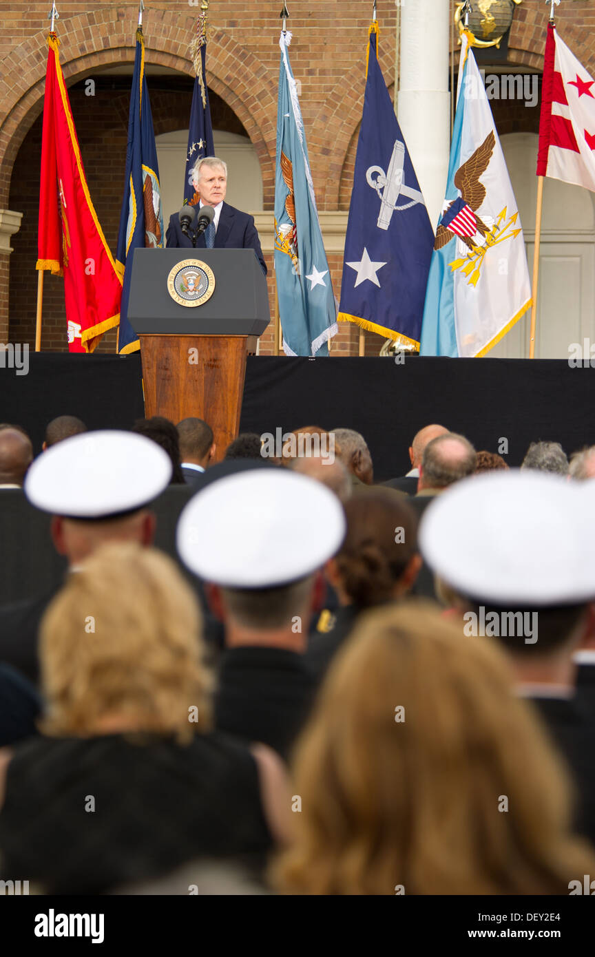 Secretary Of The Navy Ray Mabus spricht während ein Denkmal für die Gefallenen während eines Shootings auf der Marinewerft in den Marine Barracks in Washington D.C., 22. September 2013. 18. September 2013 wurden 12 Menschen getötet. Stockfoto
