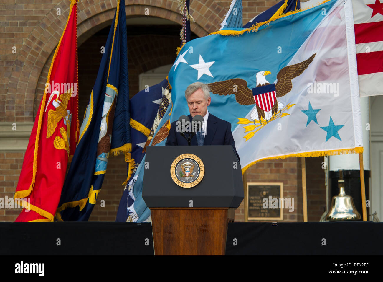 Secretary Of The Navy Ray Mabus spricht während ein Denkmal für die Gefallenen während eines Shootings auf der Marinewerft in den Marine Barracks in Washington, D.C., 22. September 2013. 18. September 2013 wurden zwölf Menschen getötet. Stockfoto