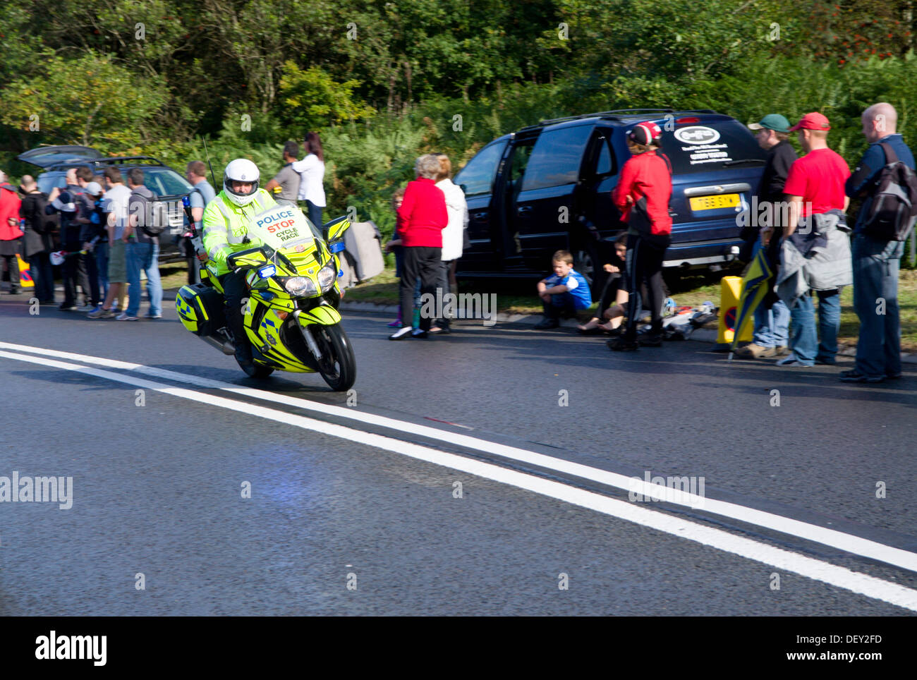 Polizei-Motorradfahrer, Tour of Britain Zyklus Rennen 2013, Caerphilly Mountain, Wales. Stockfoto