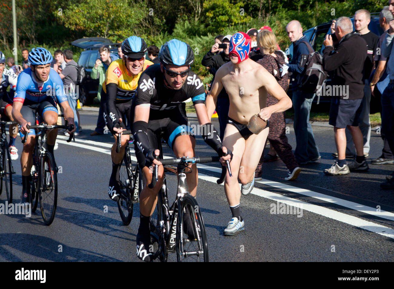 Sir Bradley Wiggins (im Führer gold Trikot) und anderen Fahrern auf Caerphilly Berg klettern, 2013 Tour of Britain Radrennen. Stockfoto