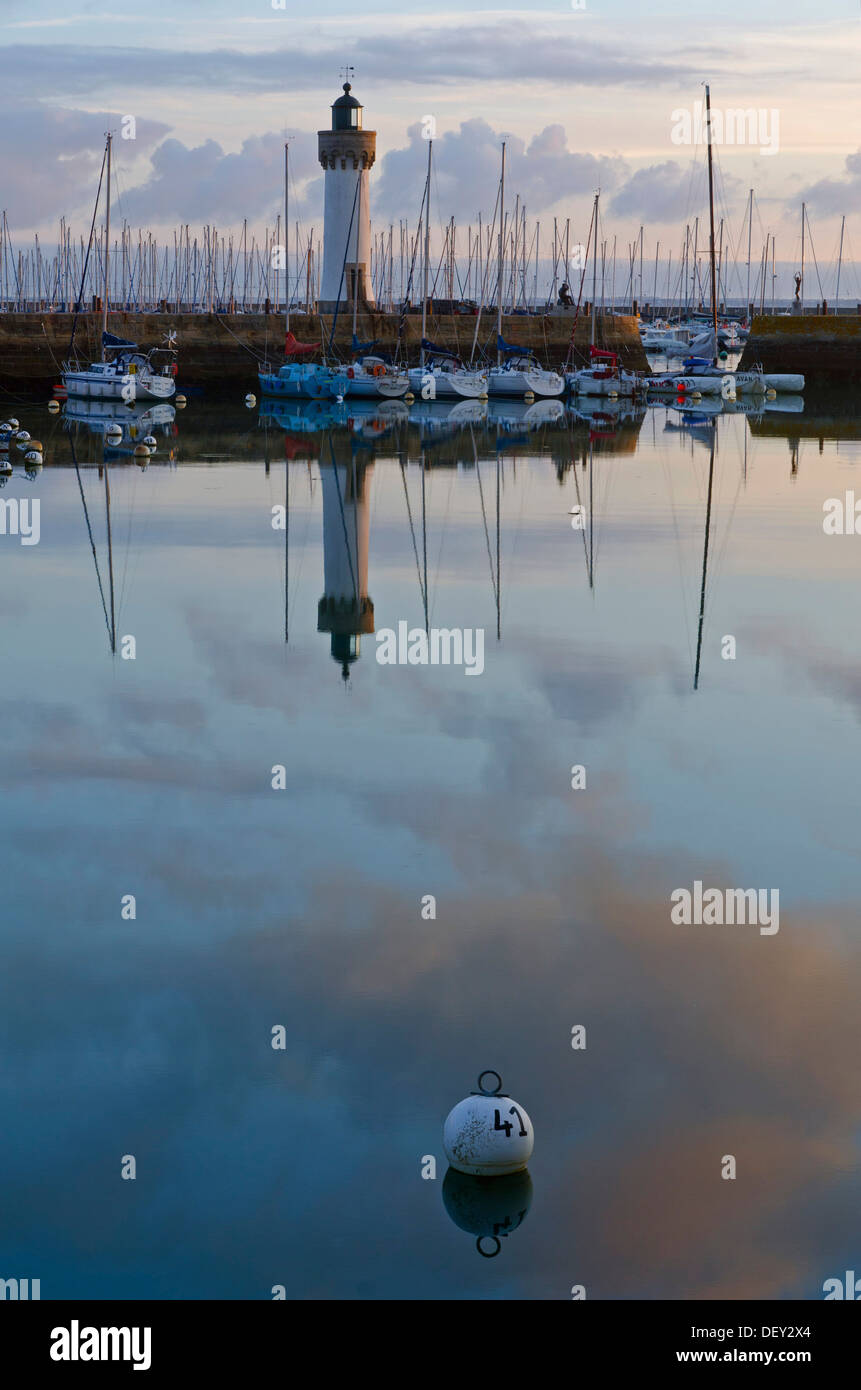 Leuchtturm und Boote spiegelt sich in den östlichen Hafen in den frühen Morgenstunden, Port Haliguen in Quiberon, die südliche Bretagne Stockfoto