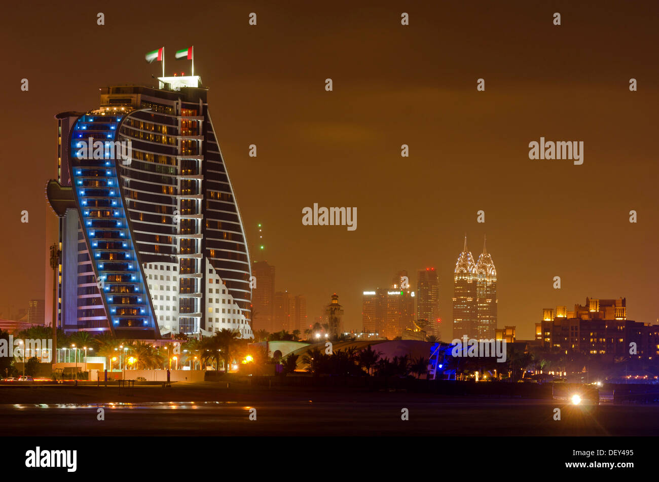 Die beleuchtete Jumeirah Beach Hotel am Jumeirah Beach in der Abenddämmerung, Emirat von Dubai, Vereinigte Arabische Emirate Stockfoto