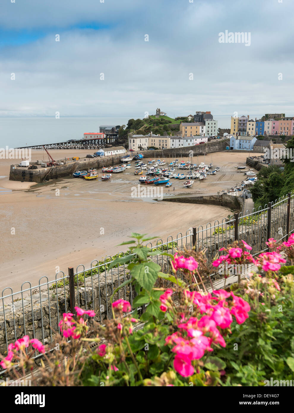 TENBY HAFEN UND NORDSTRAND BEI EBBE MIT TERRASSENFÖRMIG ANGELEGTEN REGENCY ART HÄUSER UND ANKERN BOOTE. PEMBROKESHIRE WALES UK Stockfoto