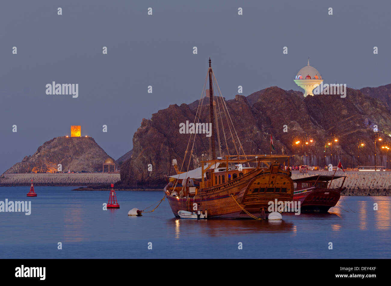 Zwei Dhaus am Hafen und Muttrah, Muscat Governorate (Capital Area, Vereinigte Arabische Emirate Stockfoto