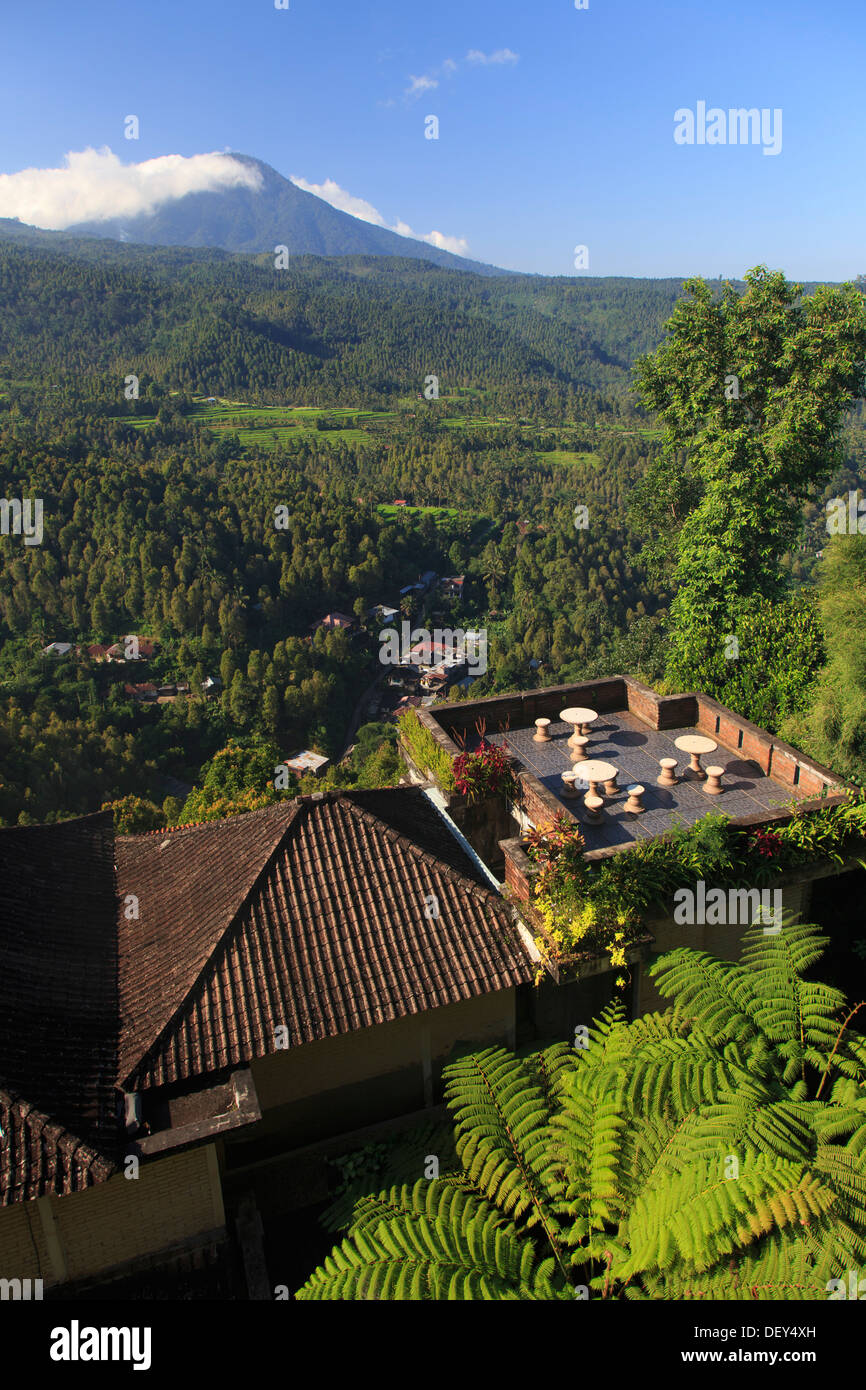 Indonesien, Bali, Mittelgebirge, Munduk, Mundu Stadt und Berglandschaft, die von den beliebten Wanderziel von Munduk gesehen Stockfoto