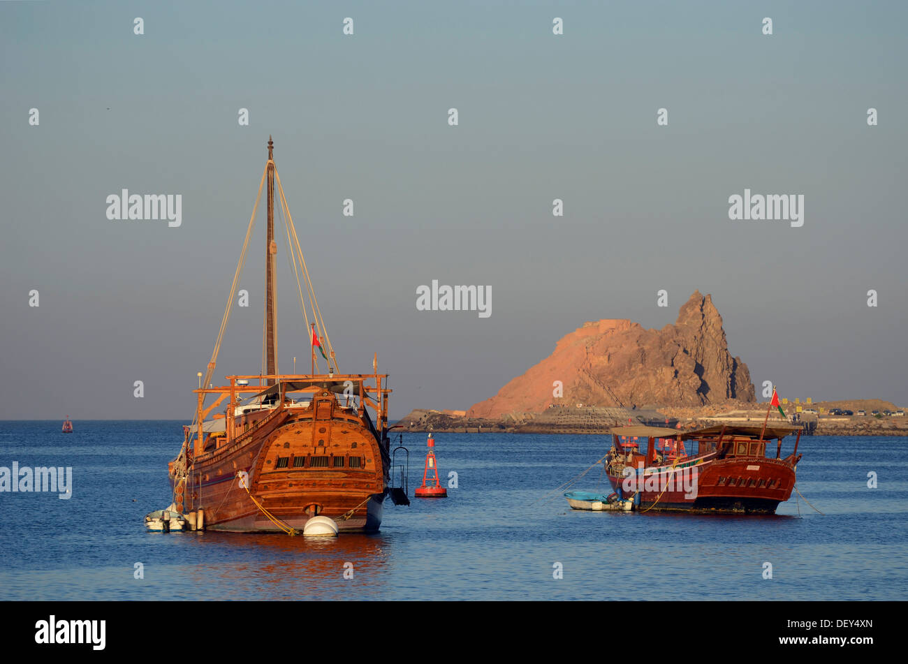 Zwei Dhaus am Hafen und Muttrah, Muscat Governorate (Capital Area, Vereinigte Arabische Emirate Stockfoto