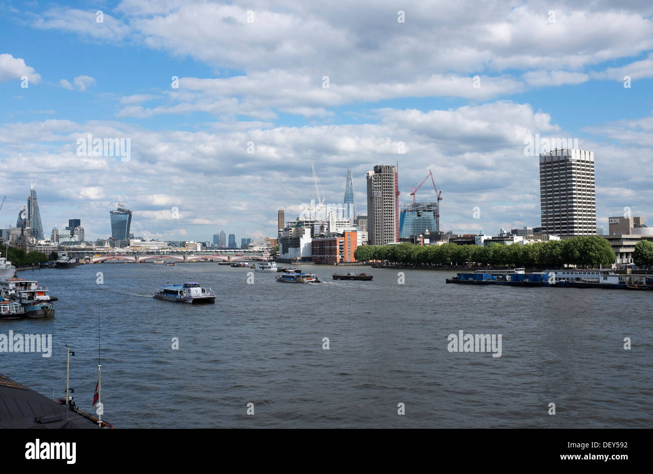 Blick über den Fluss Themse in Stadt von London Waterloo Bridge Stockfoto