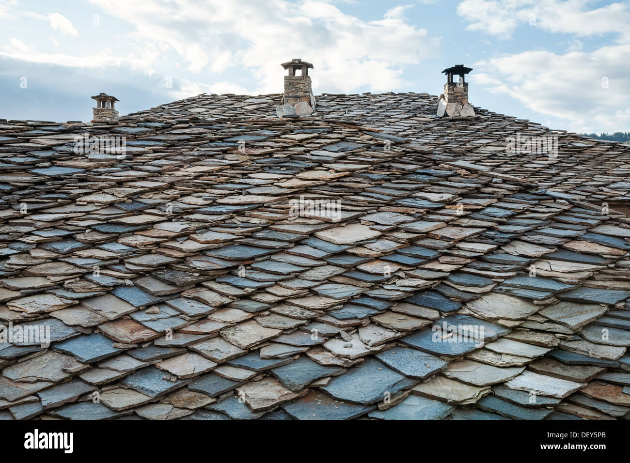 Steinerne Überdachung und drei Schornsteine Stockfoto