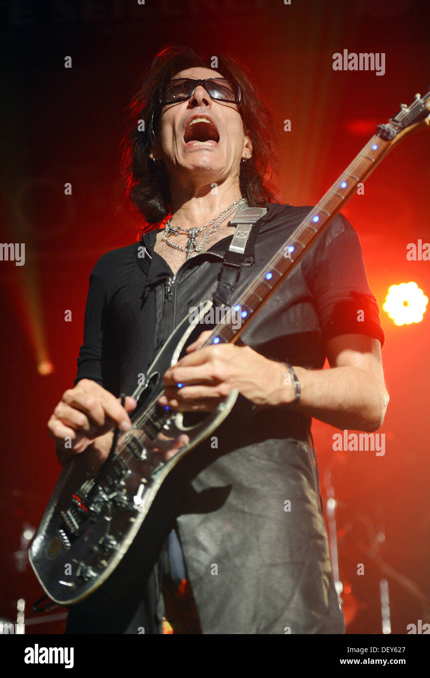 Mannheim, Deutschland. 24. September 2013. Guitaris Steve Vai gibt sein erste Konzert in Deutschland im Rahmen seiner "Herbst European Tour 2013" in der alten Seilerei in Mannheim, Deutschland, 24. September 2013. Foto: ULI DECK/Dpa/Alamy Live-Nachrichten Stockfoto