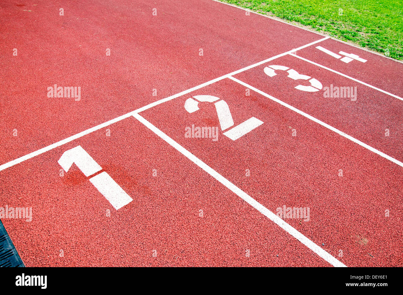 Nahaufnahme der Nummern von einer roten Rennstrecke, verwendet für den Betrieb Stockfoto