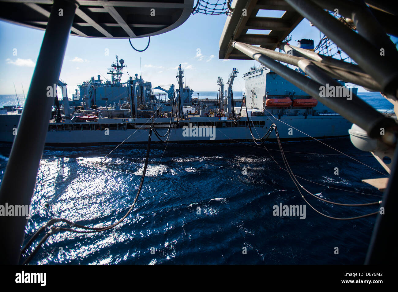 Der Flotte Nachschub Öler USNS Big Horn (T-AOE 198) führt ein Nachschub auf See mit dem amphibischen Angriff Schiff USS Bataan (LHD-5) während der 22. Marine Expeditionary Unit (MEU) des PHIBRON/MEU Integration Übung 20. September 2013. Die MEU Stockfoto