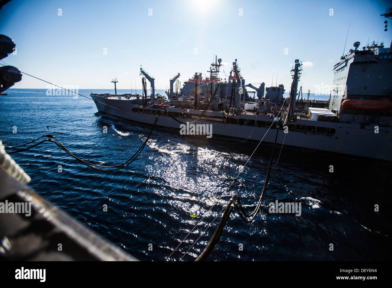 Der Flotte Nachschub Öler USNS Big Horn (T-AOE 198), rechts führt ein Nachschub auf See mit dem amphibischen Angriff Schiff USS Bataan (LHD-5) während der 22. Marine Expeditionary Unit (MEU) des PHIBRON/MEU Integration Übung 20. September 2013. Stockfoto