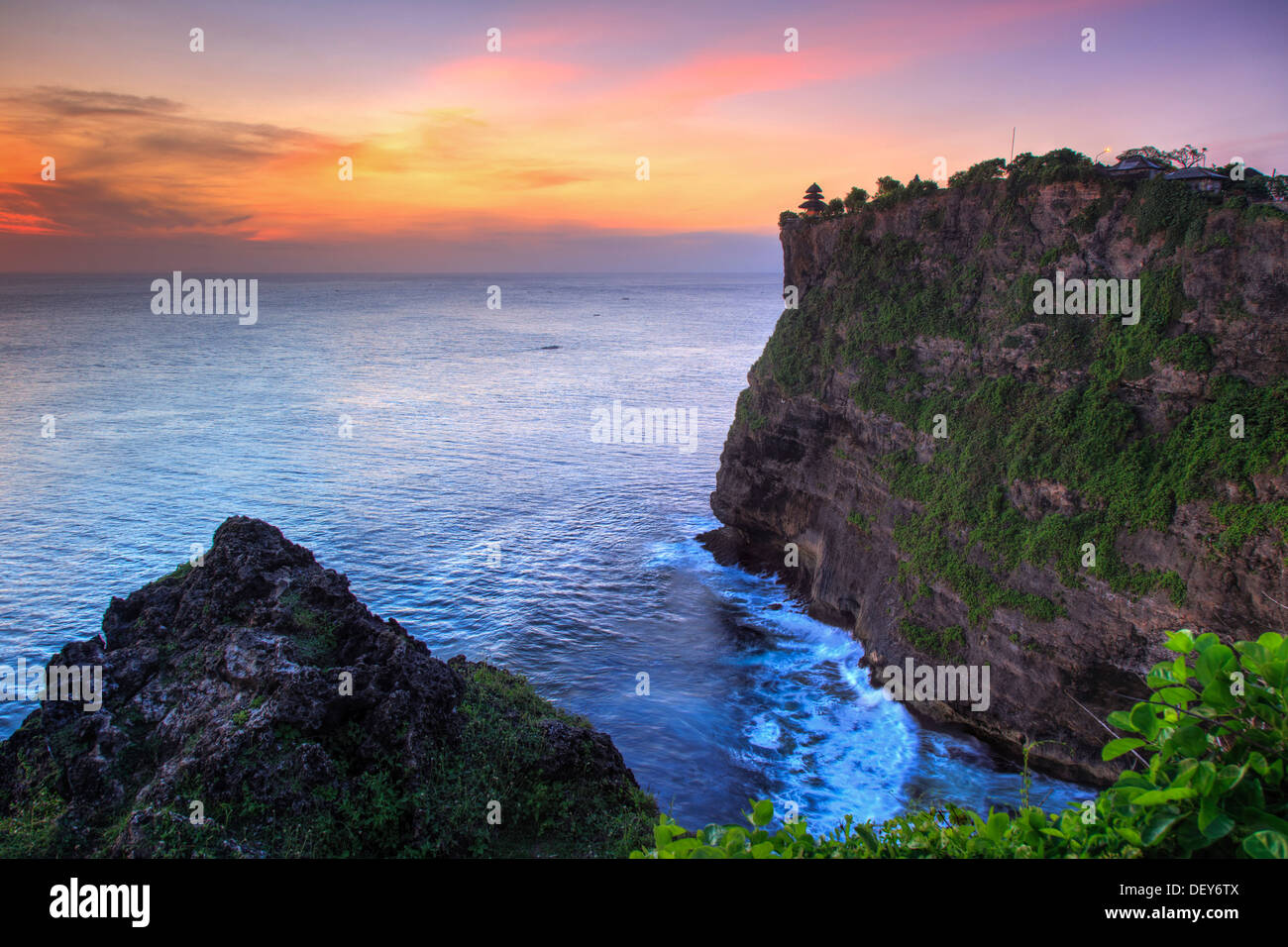 Bali, Halbinsel Bukit, Uluwatu, Pura Luhur Uluwatu Tempel bei Sonnenuntergang, eine der wichtigsten gerichtete Tempel von Bali Stockfoto