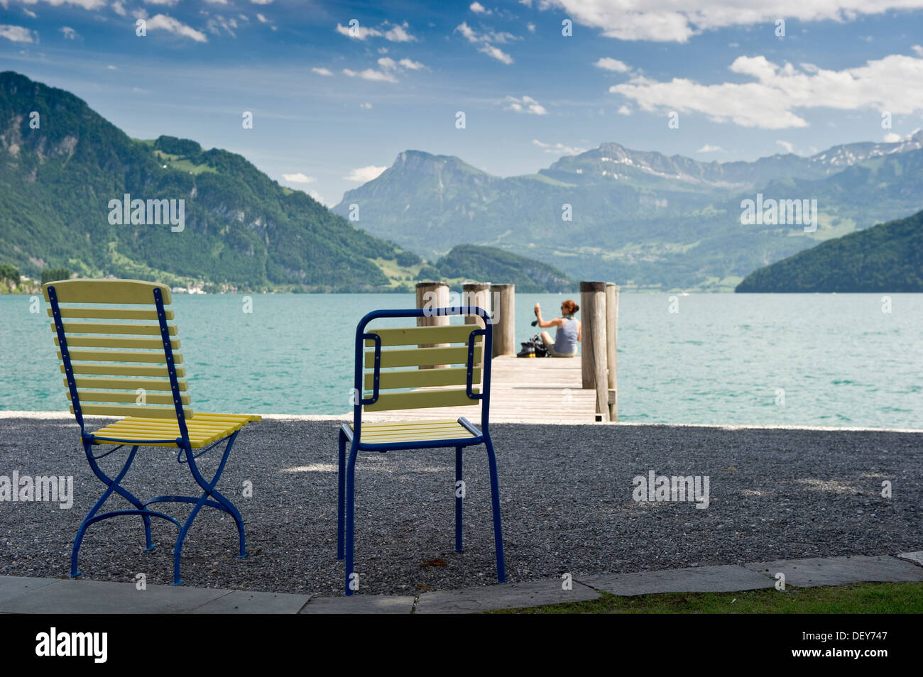 Gelbe Stühle stehen am See promenade, Weggis, Vierwaldstättersee, Kanton  Luzern, Schweiz, Europa Stockfotografie - Alamy