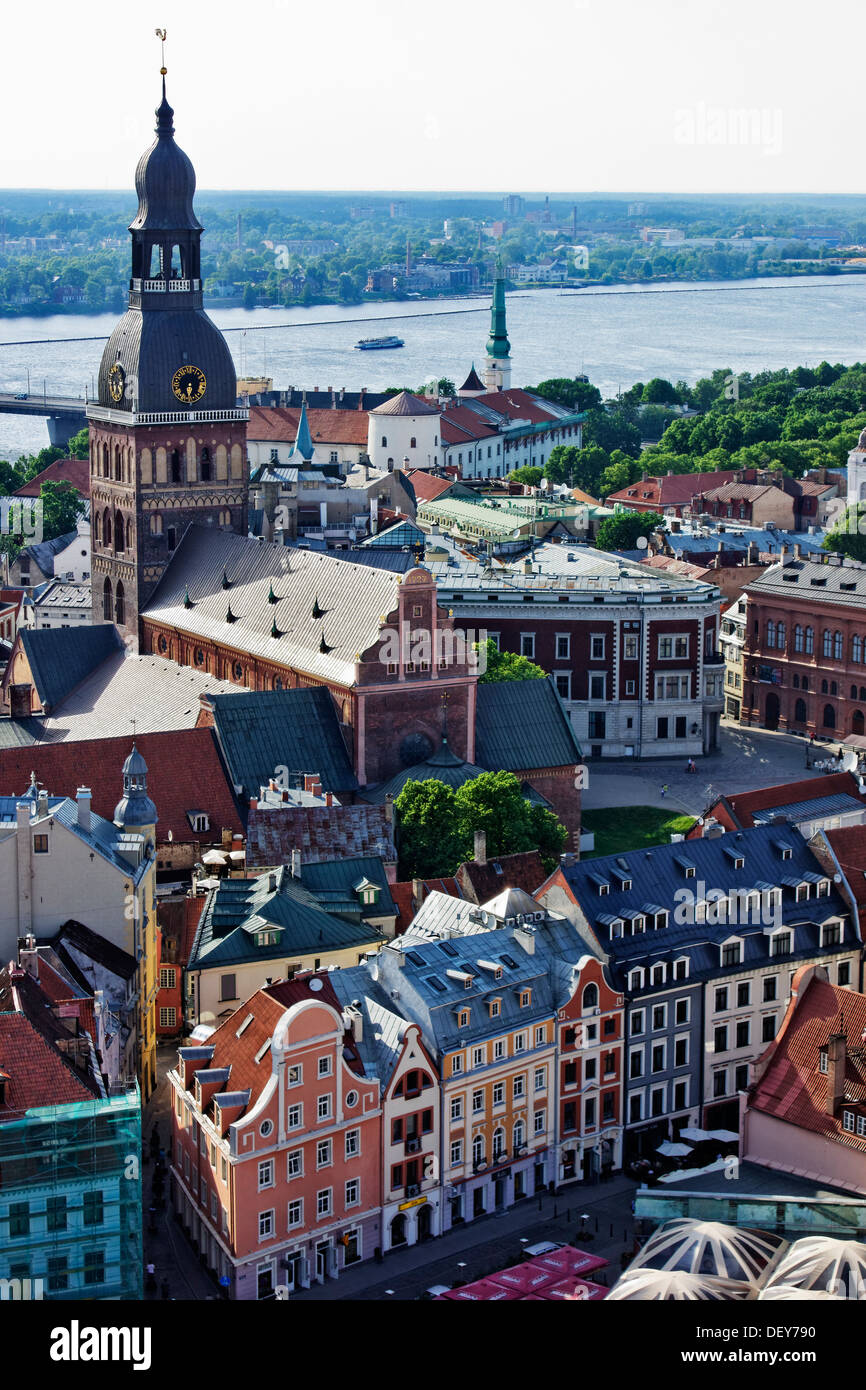 Ansicht von Riga, Lettland, der Turm von St. Peter Kirche entnommen. Stockfoto