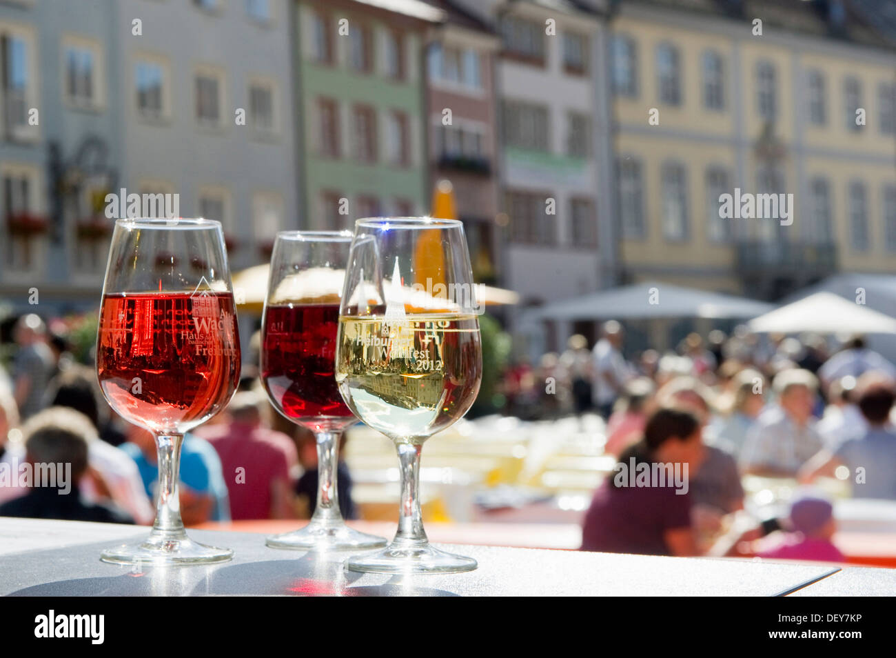Gläser mit rot, weiß und rosé-Wein, Wein Festival, Freiburg Im Breisgau, Schwarzwald, Baden-Württemberg Stockfoto