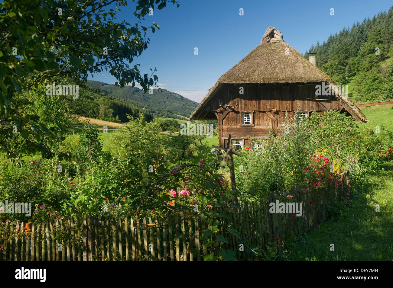 Reetgedeckte Mühle mit einem Bauerngarten, Oberprechtal in Elzach, Schwarzwald, Baden-Württemberg Stockfoto