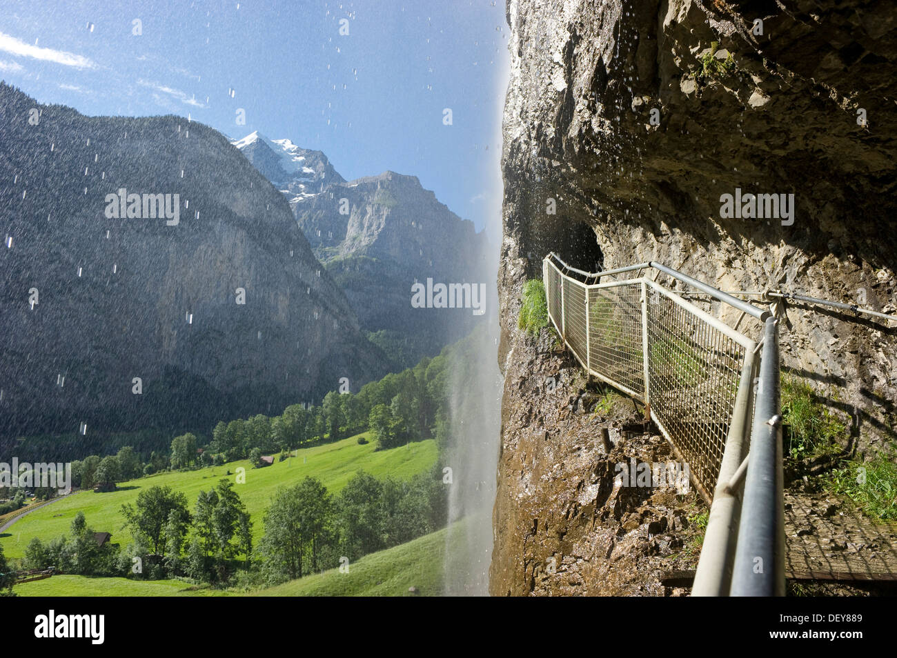 Wanderweg unterhalb der Staubbachfall, Berner Oberland, Kanton Bern, Schweiz, Europa Stockfoto