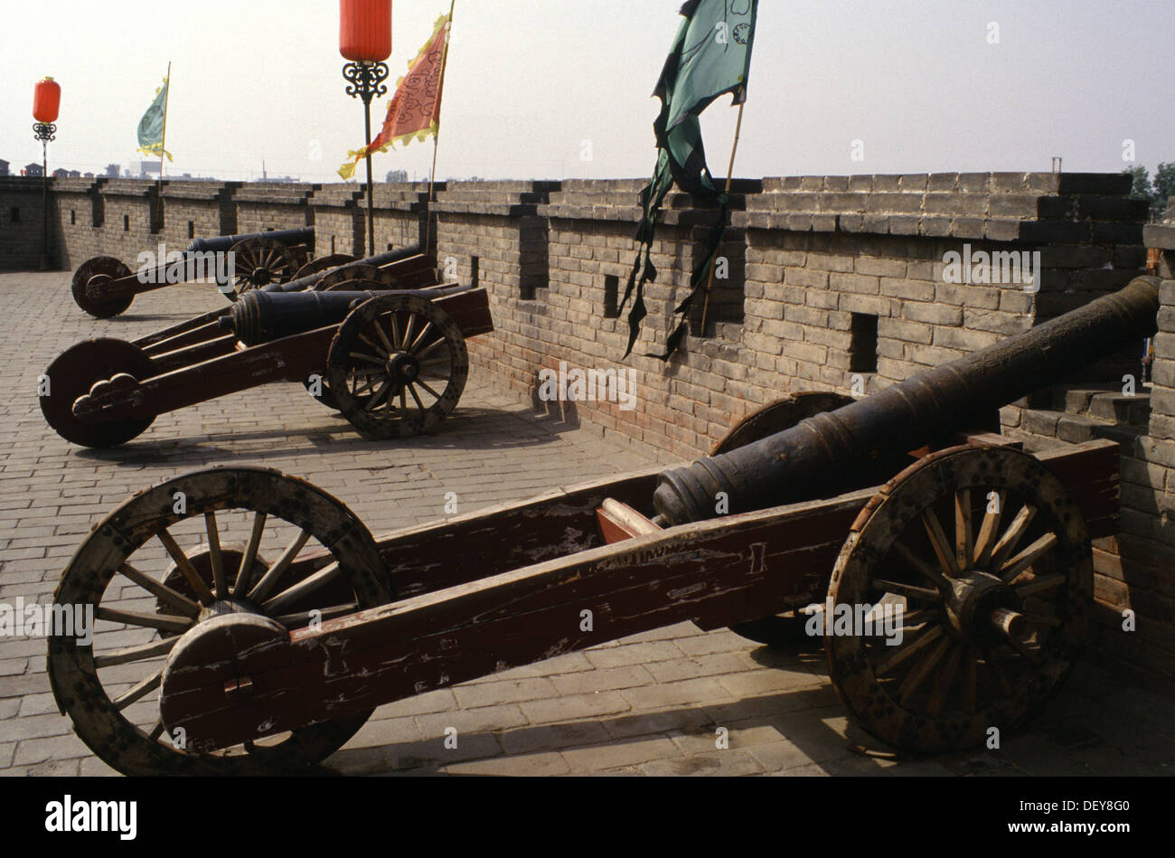 Alte Kanonen auf der Oberseite des Ming Wände in der Stadt Ping Yao offiziell Pingyao antike Stadt in der Provinz Shanxi, China Stockfoto
