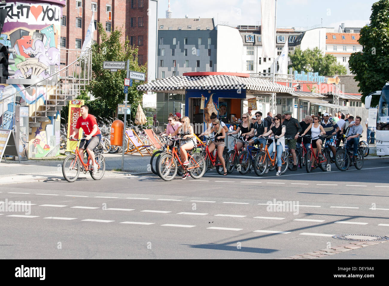 Radfahrer warten an der Ampel - Berlin, Deutschland Stockfoto