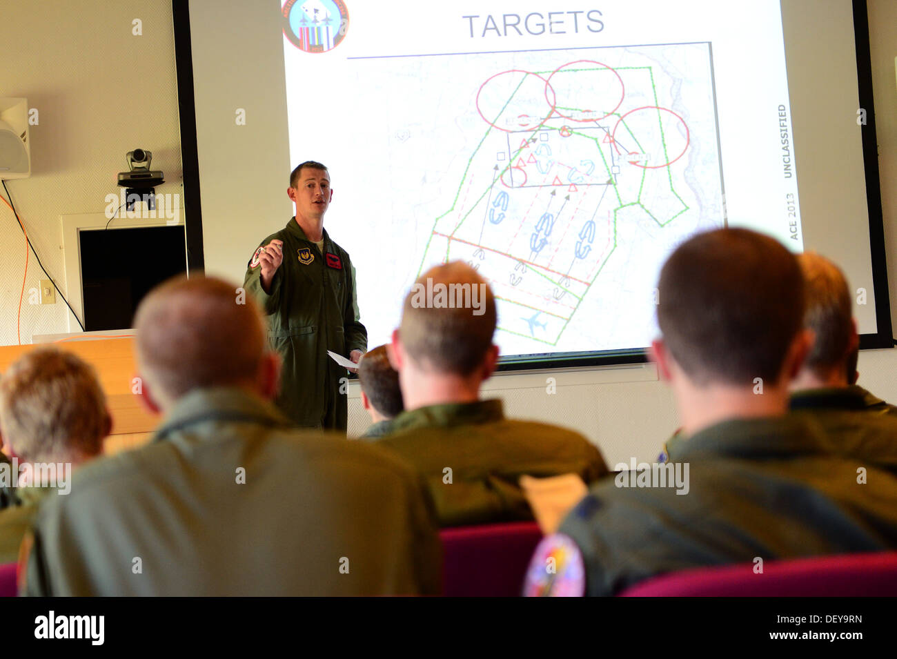 Captain Johnny Hutto, 494 Fighter Squadron-Chef der Waffen, Schriftsätze Besatzungsmitglieder auf den heutigen Betrieb in Bodø Main Air Station, Norwegen, 23. September 2013. Hutto zählt rund 600 Mitarbeiter aus mehreren Basen innerhalb US Air Forces E bereitgestellt Stockfoto